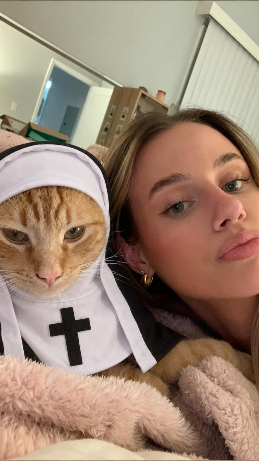 Customer with her orange cat in the Holy Nun costume